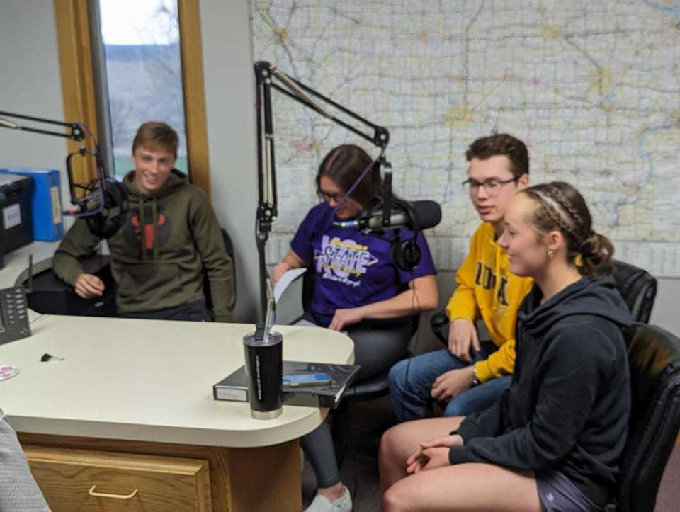 LMAV students at KDSN radio